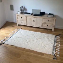 Tapis Beni Ouarain blanc à losanges noirs 160 x 108 cm