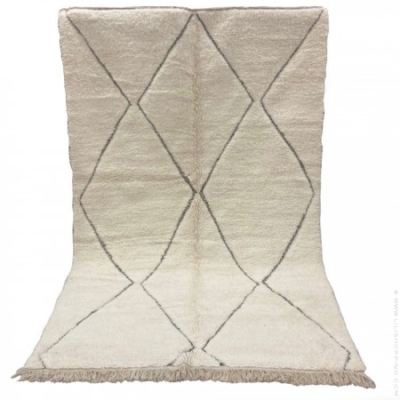 Tapis Beni Ouarain blanc à losanges noirs 315 x 202 cm