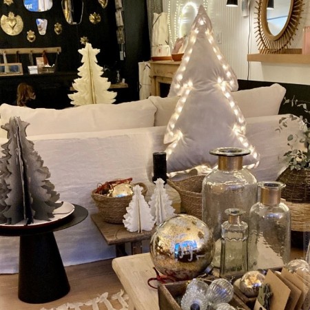 Sapin lumineux en velours blanc vieilli