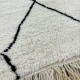 Tapis Beni Ouarain blanc à losanges noirs 160 x 108 cm