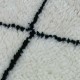 Tapis Beni Ouarain blanc à losanges noirs 210 x 150 cm