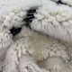Tapis Beni Ouarain blanc à losanges noirs 160 x 108 cm
