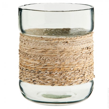 Vase en verre et cordes de feuille de bananier