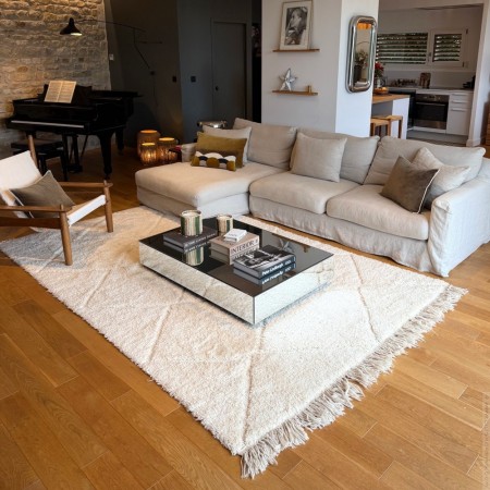 Tapis Beni Ouarain blanc uni &agrave; losanges 305 x 205 cm