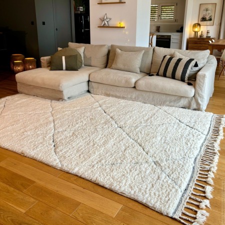 Tapis Beni Ouarain blanc &agrave; losanges noirs 315 x 205 cm