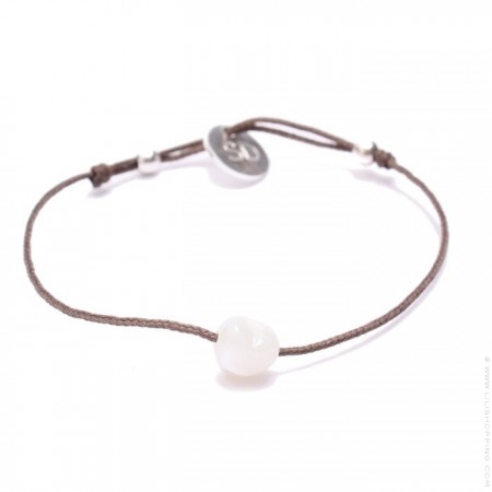 Bracelet coeur en nacre blanche sur lien taupe