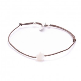 Bracelet étoile en nacre blanche sur lien taupe