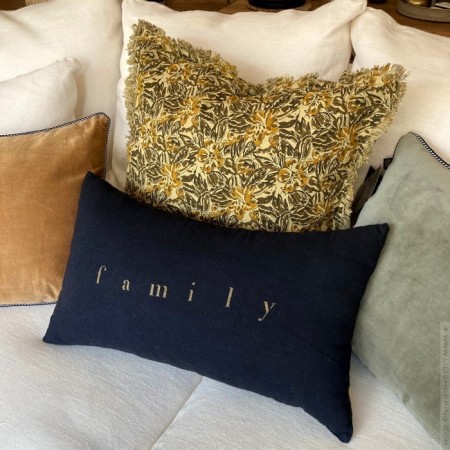 Rectangular old whuie linen cushion Family black